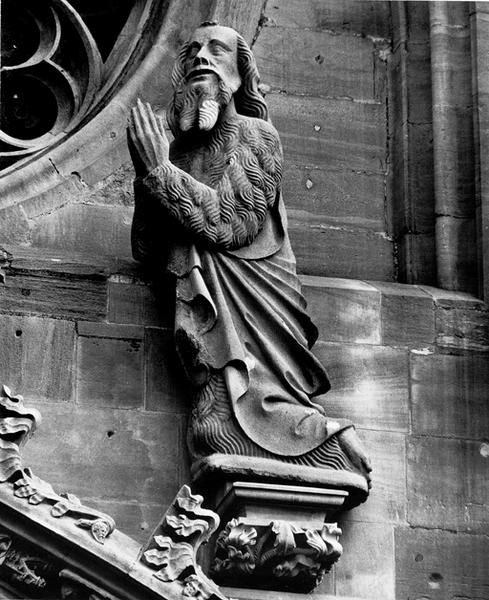 Façade ouest, sommet du portail : statue 11 du Jugement Dernier datée vers 1400 : Saint Jean Baptiste.