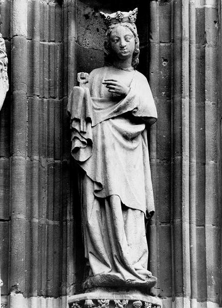 Façade ouest : statue de Sainte Appoline (07), après restauration.