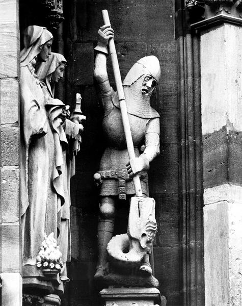 Façade ouest : statues de Saint Georges (01) et de Sainte Agathe et Sainte Claire, après restauration.