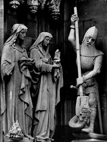 Façade ouest : statues de Saint Georges (01) et de Sainte Agathe et Sainte Claire, après restauration.