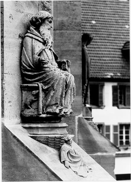 Façade ouest, contrefort S III : statue de Saint Antoine ermite (02), vue de profil.