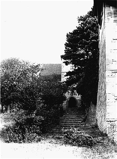 Vue du sud : escalier menant à l'église.