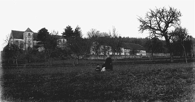 Vue d'ensemble prise du sud (avec dépendances de l'hôtellerie, disparues)