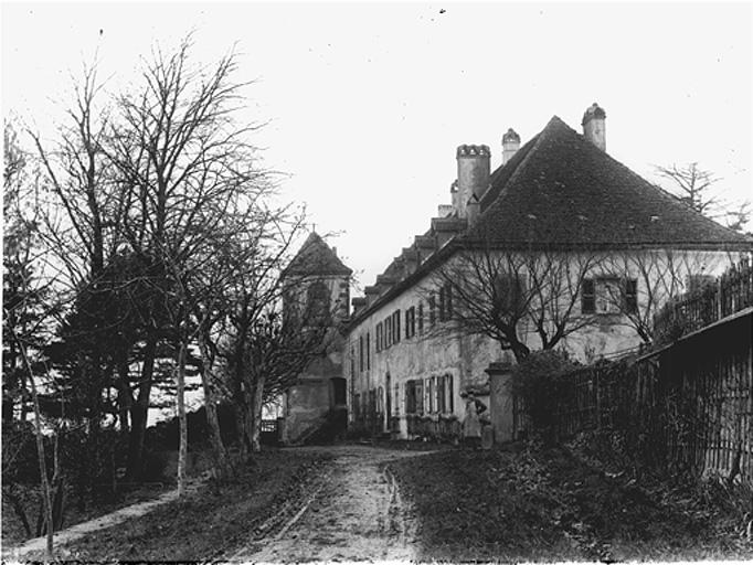 Vue de l'est : bâtiment conventuel et l'église.