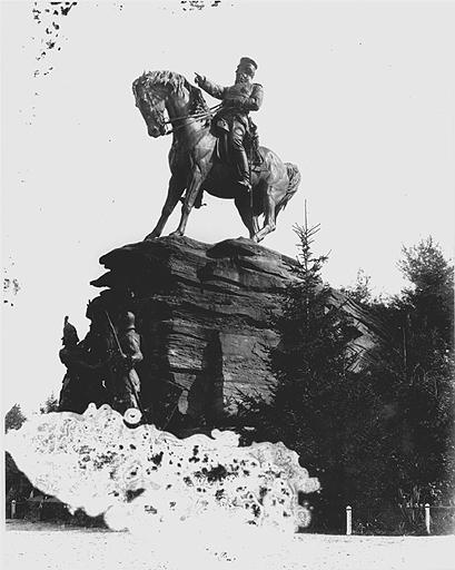 Vue ancienne du monument commémoratif de l'empereur Frédéric III (G), démoli en 1919.