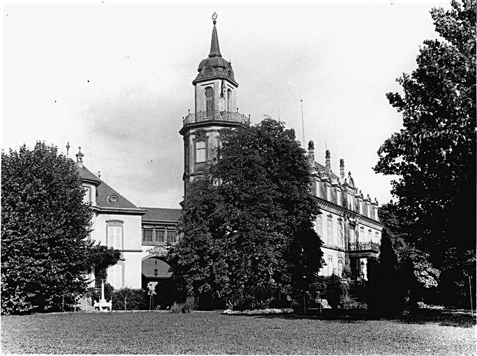 Vue ancienne de trois-quarts de la façade sur parc du château.