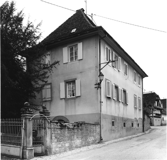 Vue de trois quarts gauche des élévations sur rue.