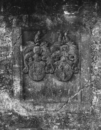 Vue d'ensemble. L'écu de gauche montre les armoiries de la famille de Dahn.