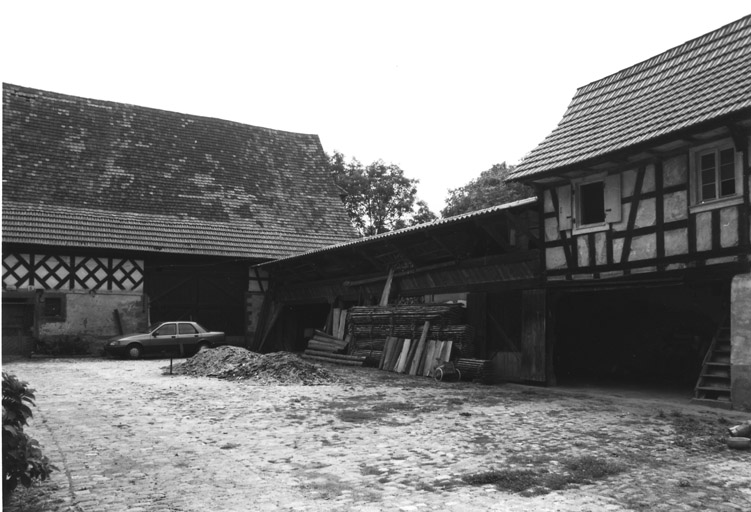 Grange, remise et logement du valet de ferme.