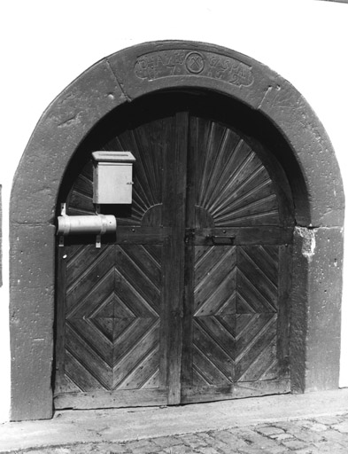 Ferme : Ruisseau (rue du) 3, à Birlenbach. Porte de cave avec emblème de tonnelier.