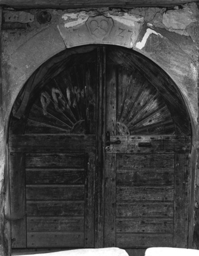 Ferme : 63 rue Principale à Drachenbronn-Birlenbach. Porte de la cave datée 1727 avec emblème de vigneron.