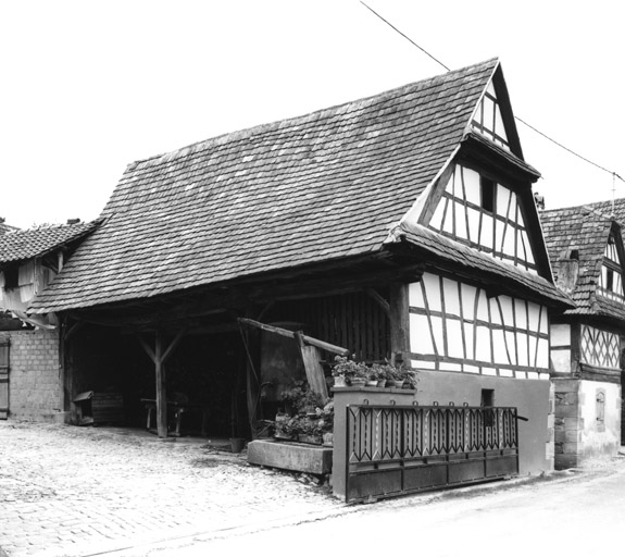 Ferme : Principale (rue) 66, à Birlenbach. Remise et puits : vue d'ensemble.