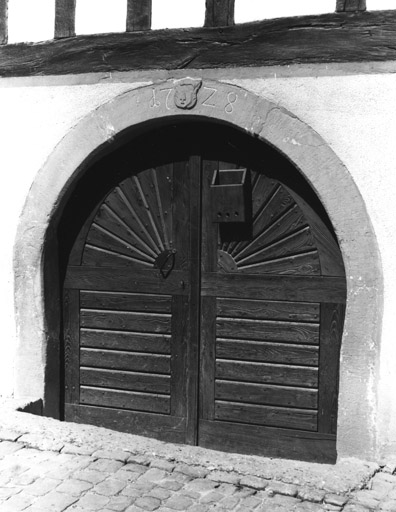 Ferme : Principale (rue) 44, à Birlenbach. Porte de cave : vue d'ensemble.