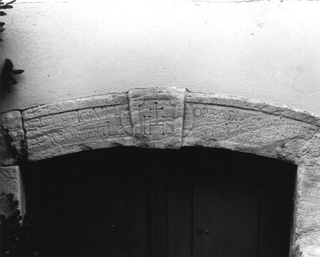 Encadrement de la porte de cave : détail.