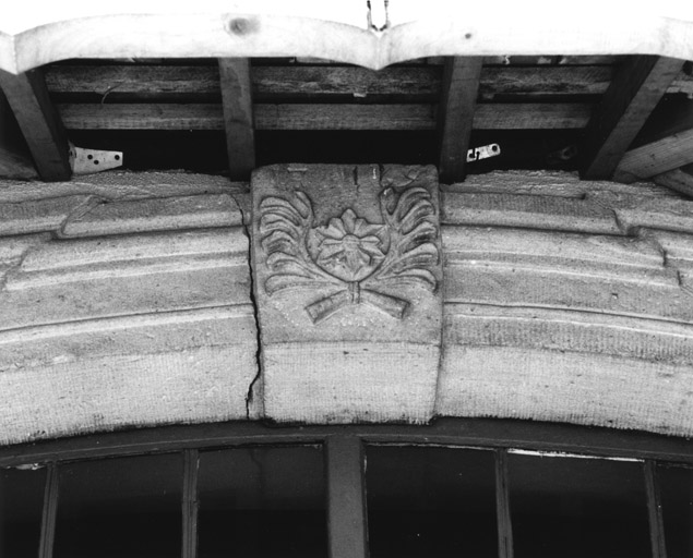 Clef de cintre de la porte d'entrée.