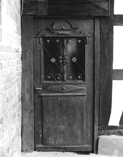 Ferme, Principale (rue) 66. Vue d'une porte sculptée.