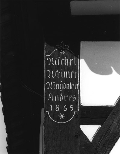 Poteau cornier : détail de l'inscription.