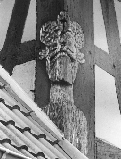 Détail du poteau cornier du logis sur rue.