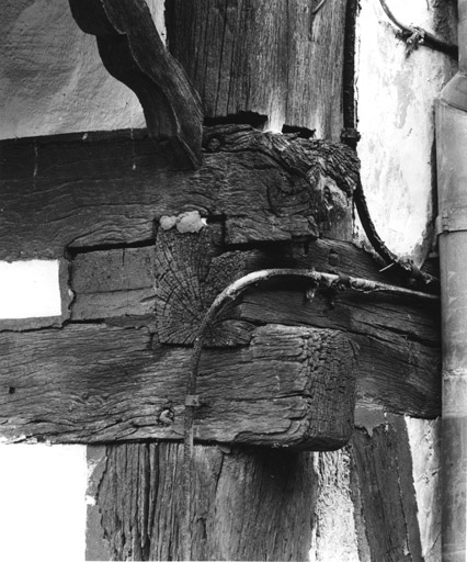 Ferme : 28 rue de la Liberté à Schoenenbourg. Détail de l'assemblage du poteau cornier.