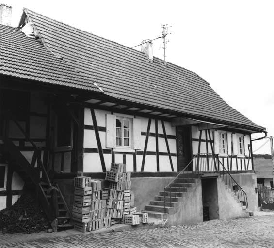 Logis de trois quarts arrière.