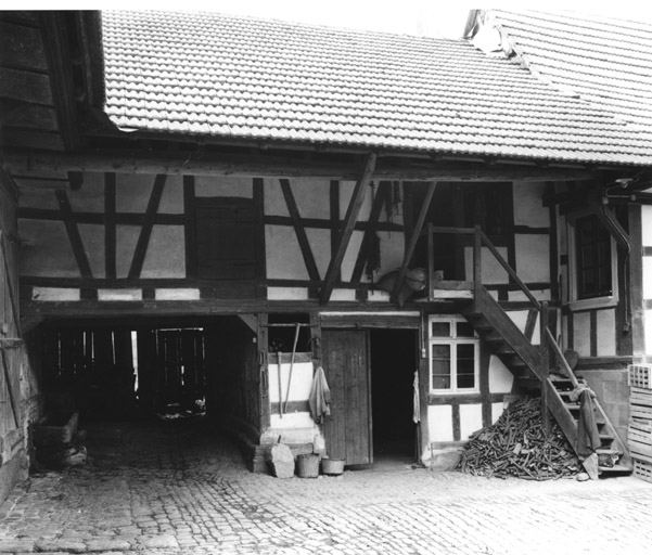 Vue du bâtiment annexe avec logement du valet de ferme à l'étage.