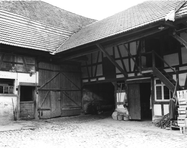 Vue de la grange et de l'étable.