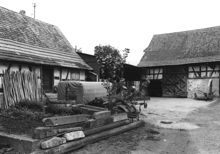 Vue d'ensemble avec les bâtiments annexes.