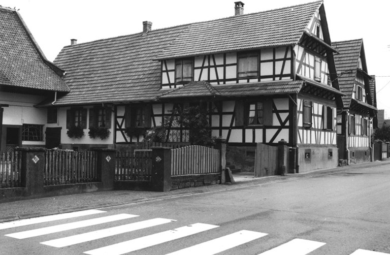 Ferme : 15 rue Principale à Betschdorf. Vue du logis de trois quarts gauche.