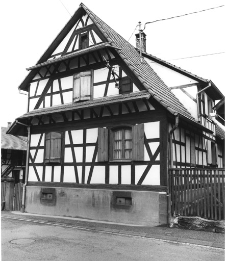 Ferme : Principale (rue) 15, à Schwabwiller. Vue d'ensemble, sur rue.