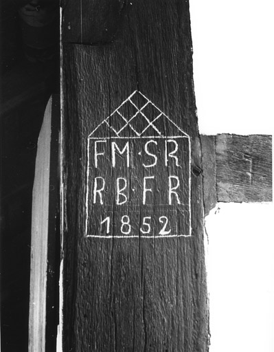 Ferme : Seigneurs (rue des) 19, à Schwabwiller. Poteau cornier : détail de l'inscription.