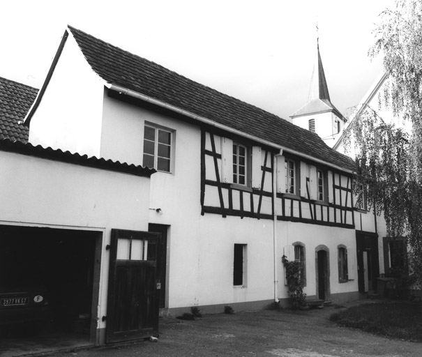 Vue partielle de la grange et de la remise.