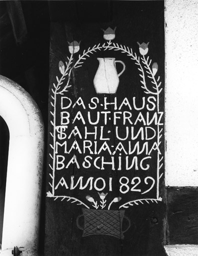 Maison construite pour le potier Franz Stahl et son épouse Maria Anna Basching en 1829 : inscription et dessins sur le poteau cornier du logis.