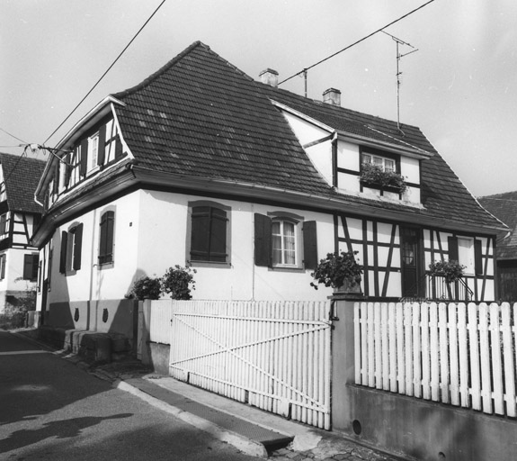 Maison de potier : Poterie (rue de la) 6. Vue de trois quarts droit.