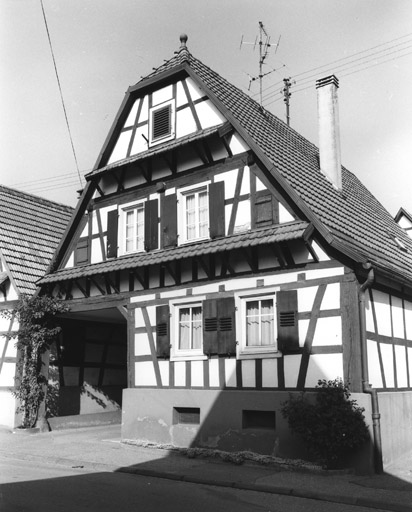 Ferme : Docteur-Deutsch (rue du) 13. Façade sur rue.