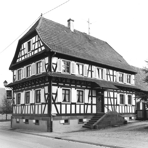 Ferme : Docteur-Deutsch (rue du) 52. Vue de trois quarts droit.