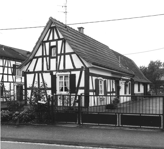 Ferme : Herbe (rue de l') 52. Vue de trois quarts.