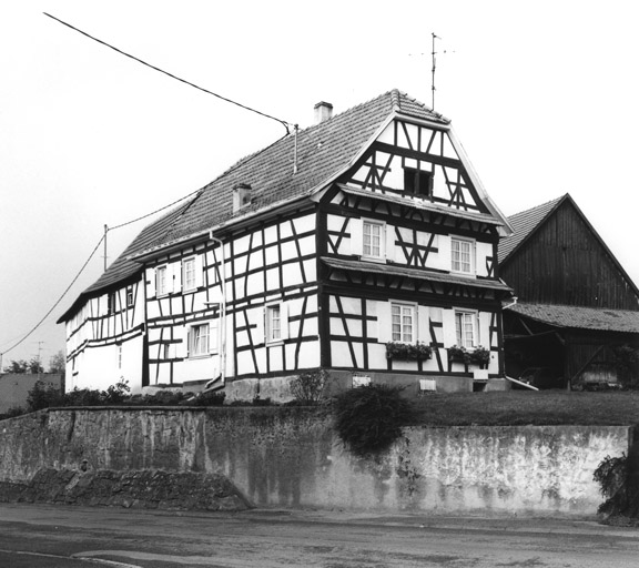 Logis : vue de trois quarts.