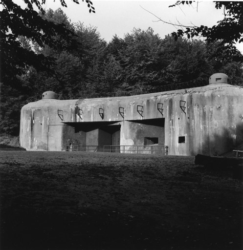 L'Ouvrage de Schoenenbourg : l'entrée du matériel et des munitions, vue de trois quarts droit.