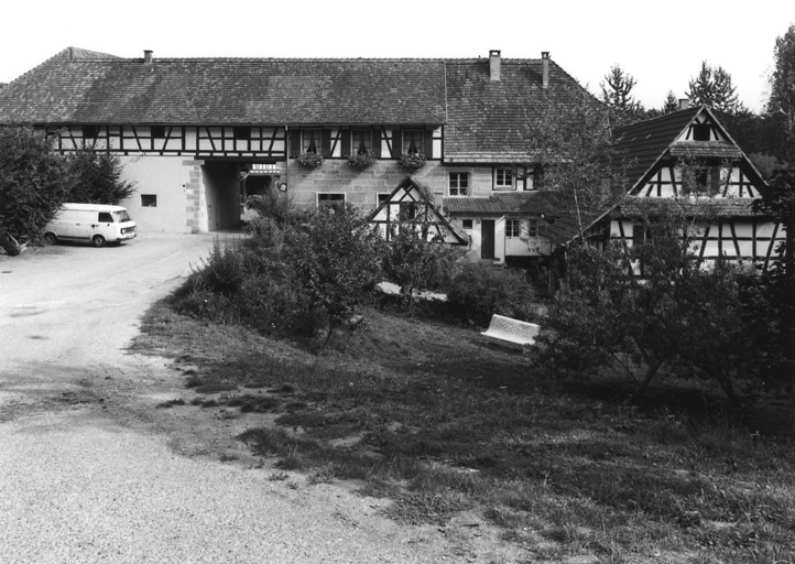 Extérieur, vue d'ensemble depuis l'ouest.