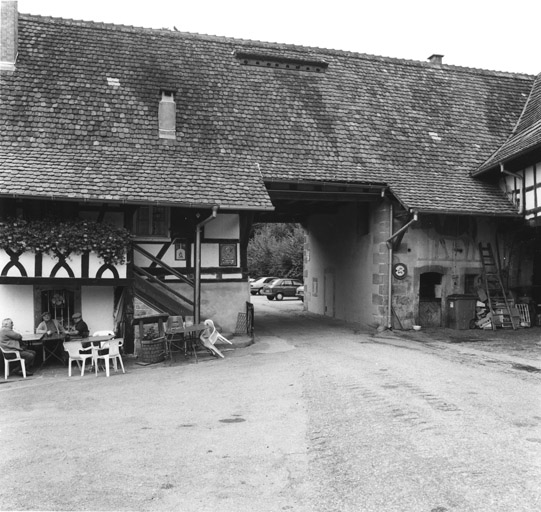 Le passage d'entrée de la cour.