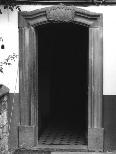 Porte d'entrée datée : vue d'ensemble.