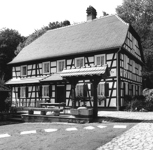 Logis : vue de trois quarts depuis la cour.