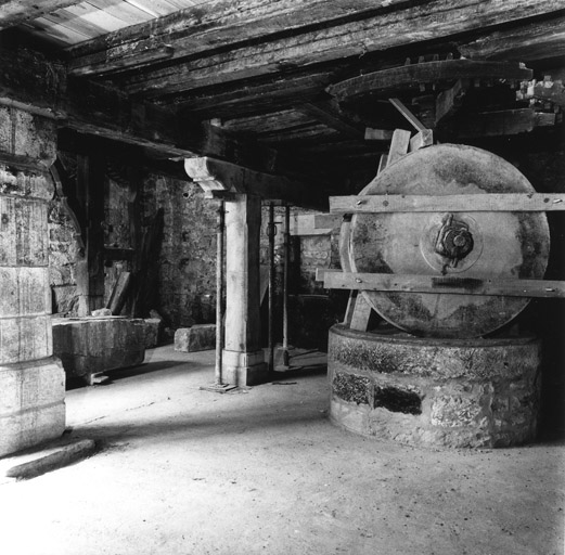 Salle des machines : vue d'ensemble avec les meules.