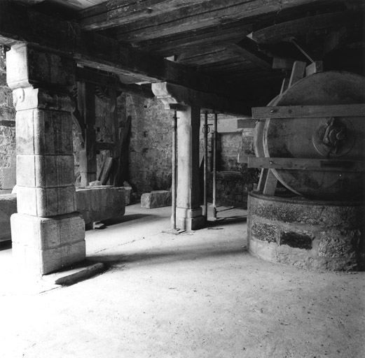 Salle des machines : vue d'ensemble avec les meules.