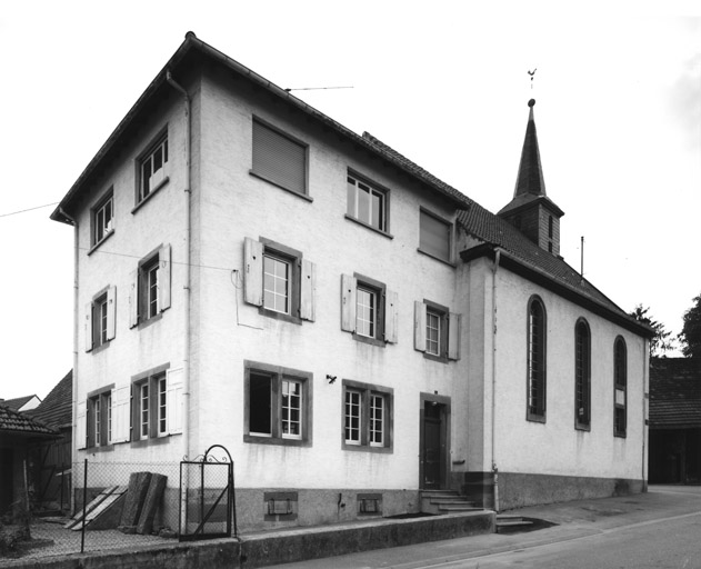 Vue d'ensemble trois quarts gauche, avec l'école en premier plan.