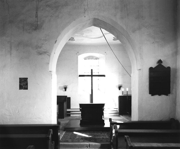 Intérieur : arc triomphal et choeur.