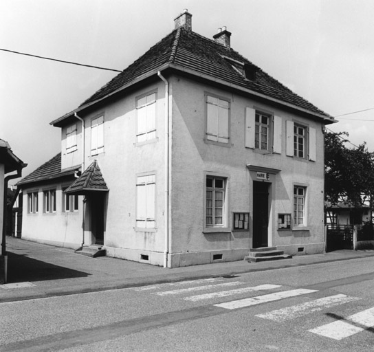 Vue d'ensemble de trois quarts des élévations sur rue.