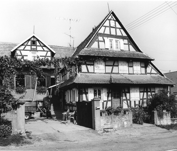 Le logis : vue de trois quarts gauche et ancienne salle de restaurant.