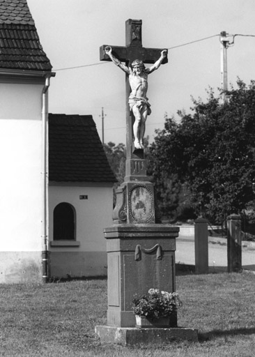 Croix monumentale : Christ en croix