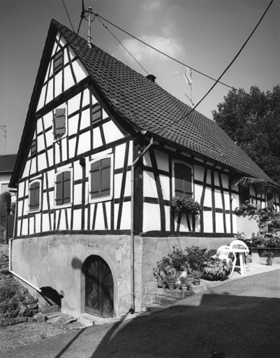 La maison d'habitation : vue de trois quarts.